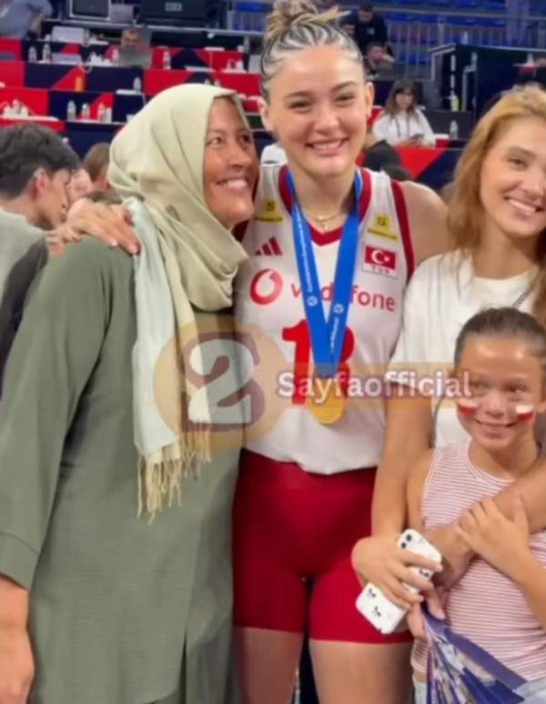 Zehra Güneş’in annesinin gururlu bakışları gündem oldu: “Ne büyük mutluluk”